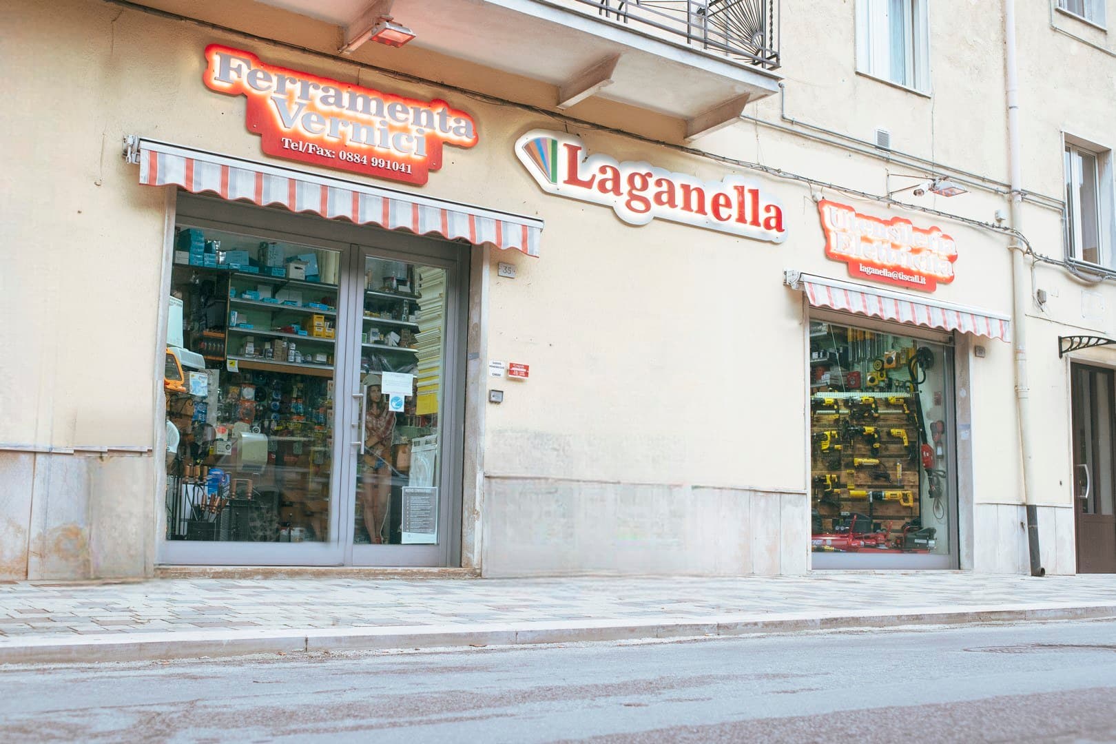 L'ingresso del negozio in via Papa Giovanni XXIII, con le insegne Laganella e Ferramenta Vernici