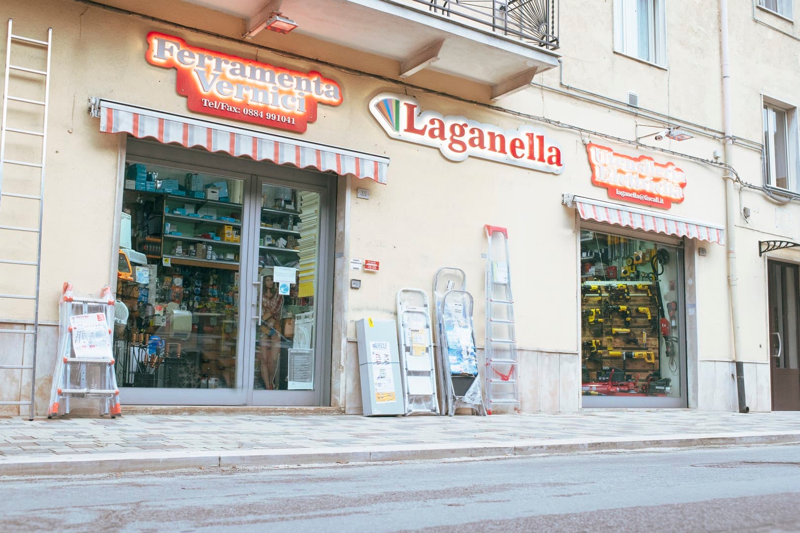 L'ingresso del negozio in via Papa Giovanni XXIII, con le insegne Laganella e Ferramenta Vernici