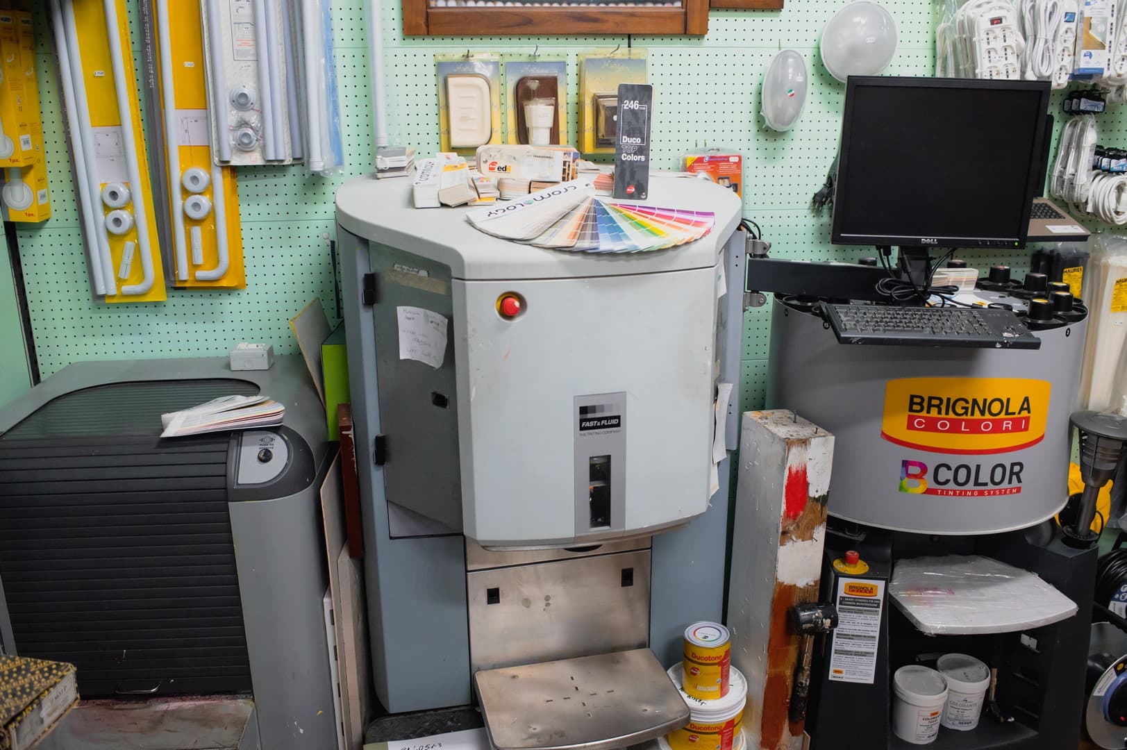 Il tintometro del negozio, con la mazzetta dei colori e il computer per le formule