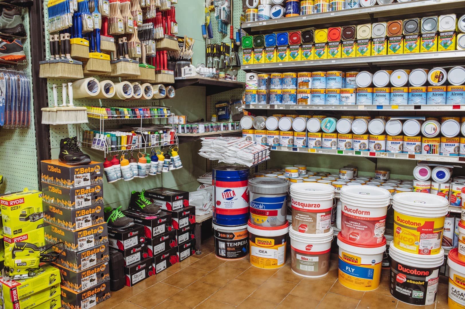 Secchi di pittura e scaffali di vernici in negozio