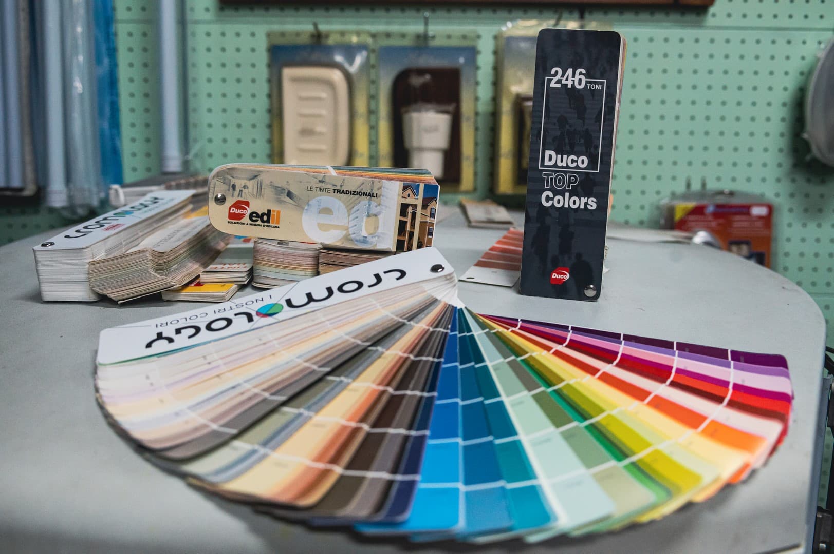 Una mazzetta di colori aperta a ventaglio sul banco